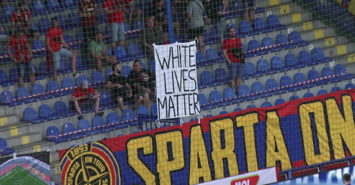 „White Lives Matter.“ Ultras Sparty opět provokovali transparentem