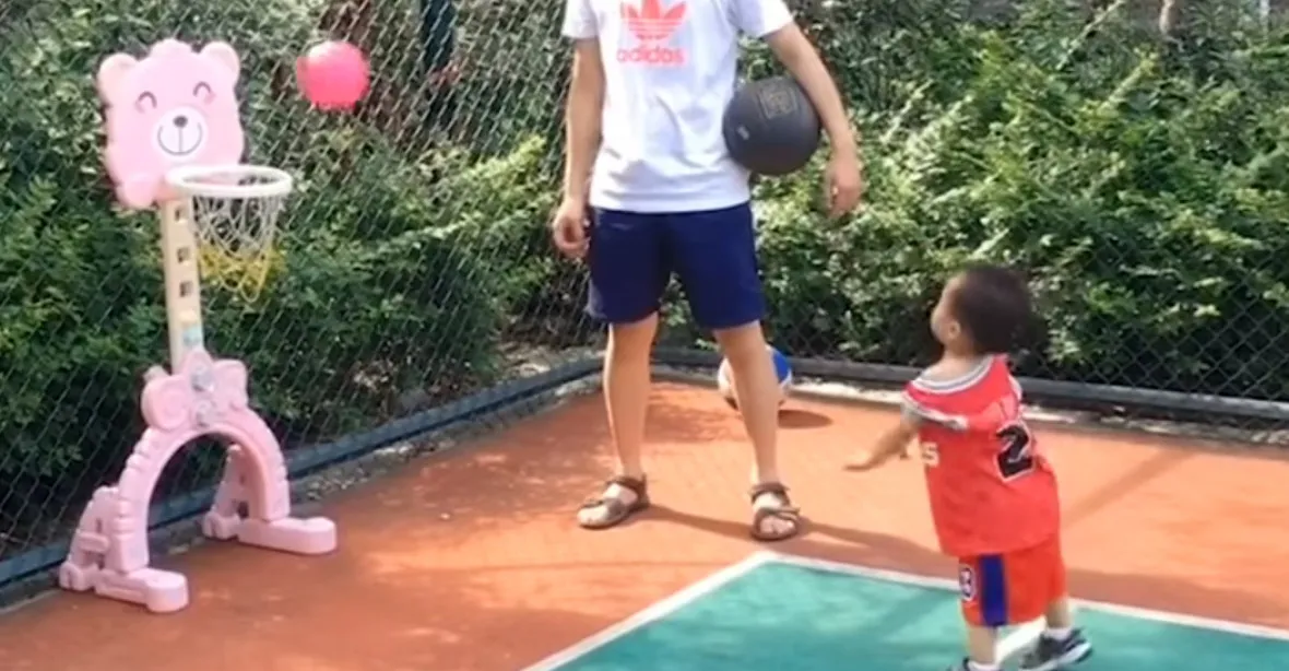 VIDEO: Budoucí basketbalová hvězda? Dítě ve 2,5 letech dribluje a střílí koše