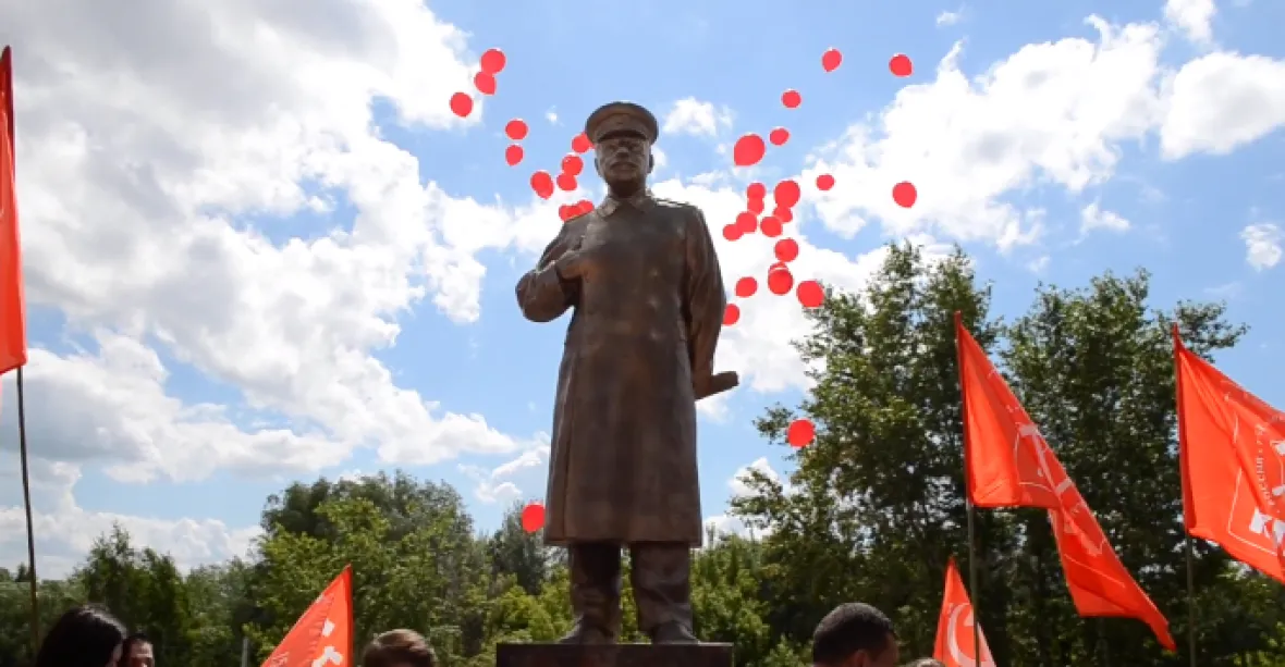 V Rusku zřídili třímetrový pomník Stalina. Jde prý o dekoraci