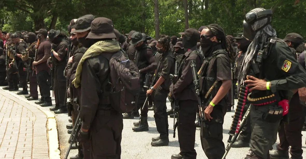 VIDEO: Černošská milice žádá zbořit největší svatyni bílé nadvlády