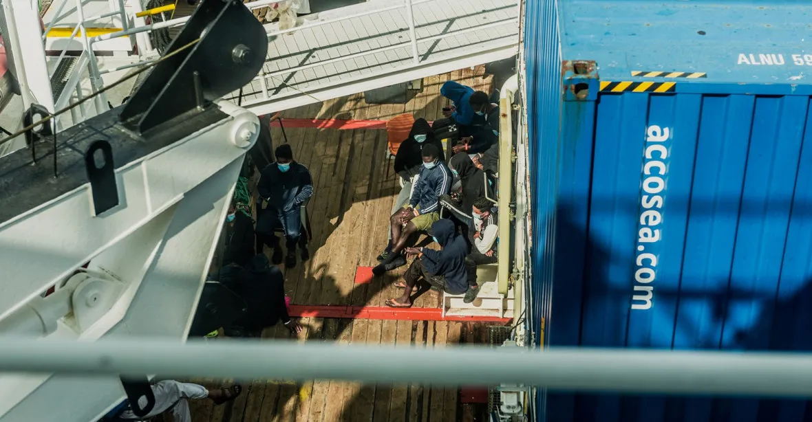 Loď se 180 migranty přistála v sicilském přístavu. Všechny na palubě čeká karanténa