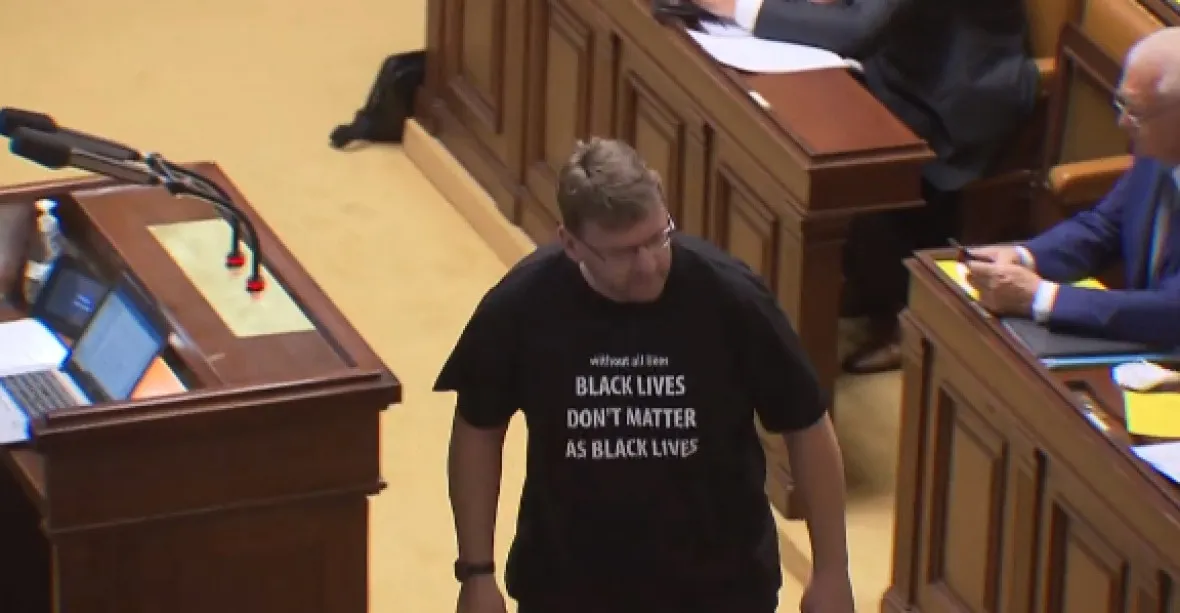 Cedule All Lives Matter v české sněmovně. Kalousek ji několikrát vynesl ven
