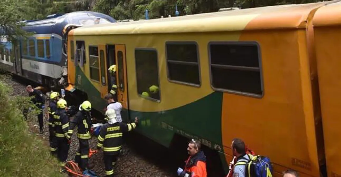 Na Karlovarsku se srazily dva osobní vlaky. Policie zadržela strojvůdce