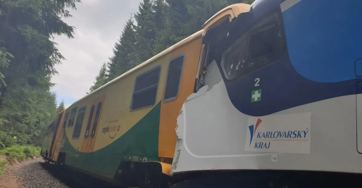 Vlak, který způsobil tragickou nehodu, měl stát ve stanici. Místo toho vyjel