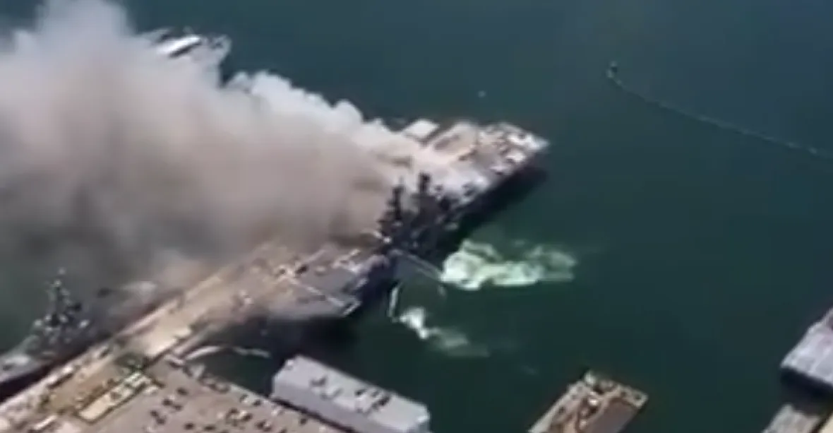 VIDEO: Hoří americká vojenská loď. Zraněny byly dvě desítky námořníků