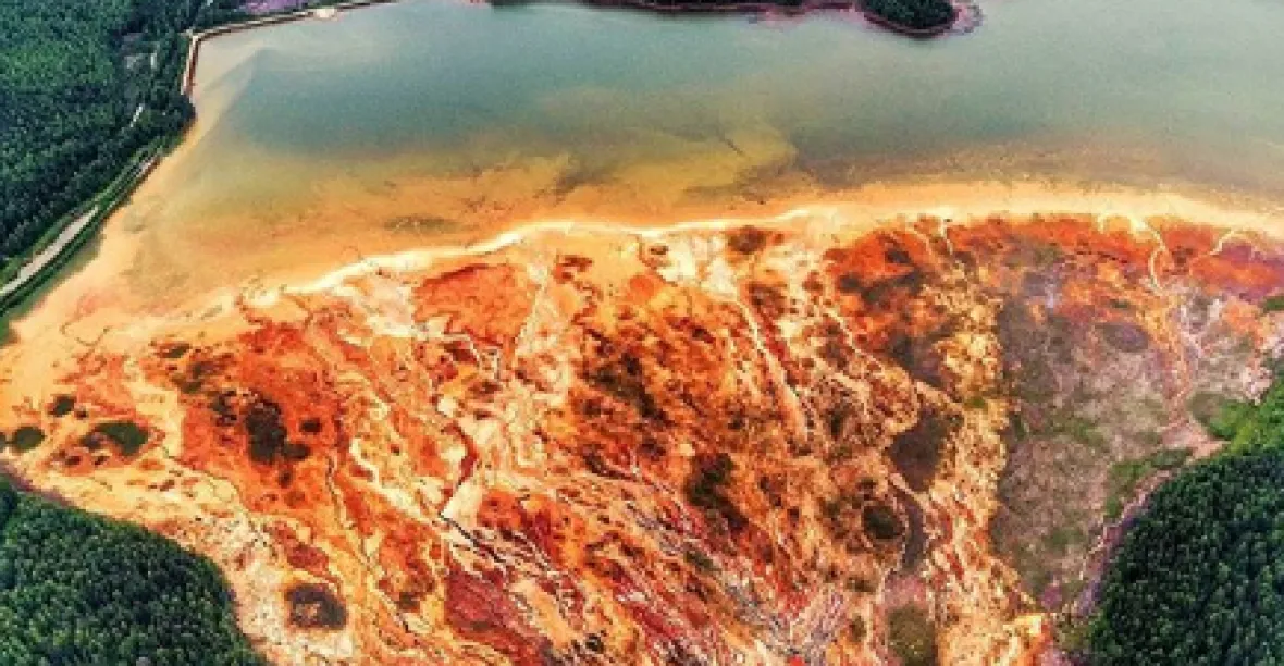 FOTO: Oranžová krajina a podivná voda. Rusko řeší další ekologickou katastrofu