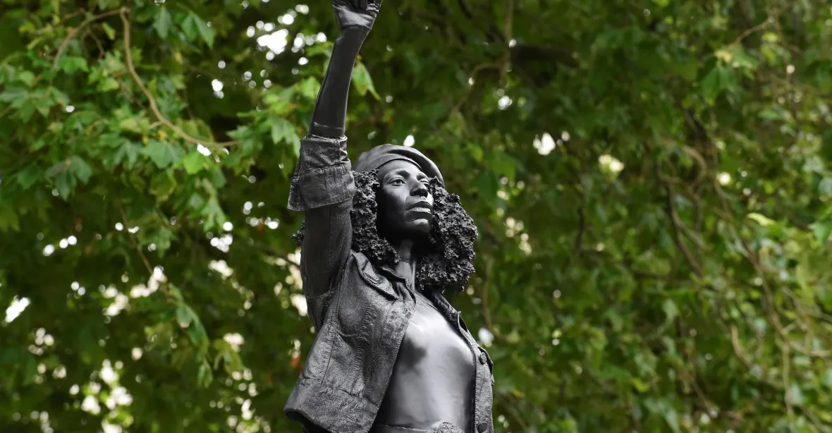 Socha aktivistky nahradila sochu otrokáře. Nevydržela ani den, úřady ji sundaly