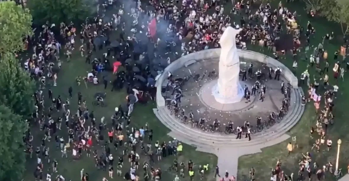 VIDEO: Tisícový dav útočil na sochu Kolumba. Na bránící policii létaly plechovky i pyrotechnika