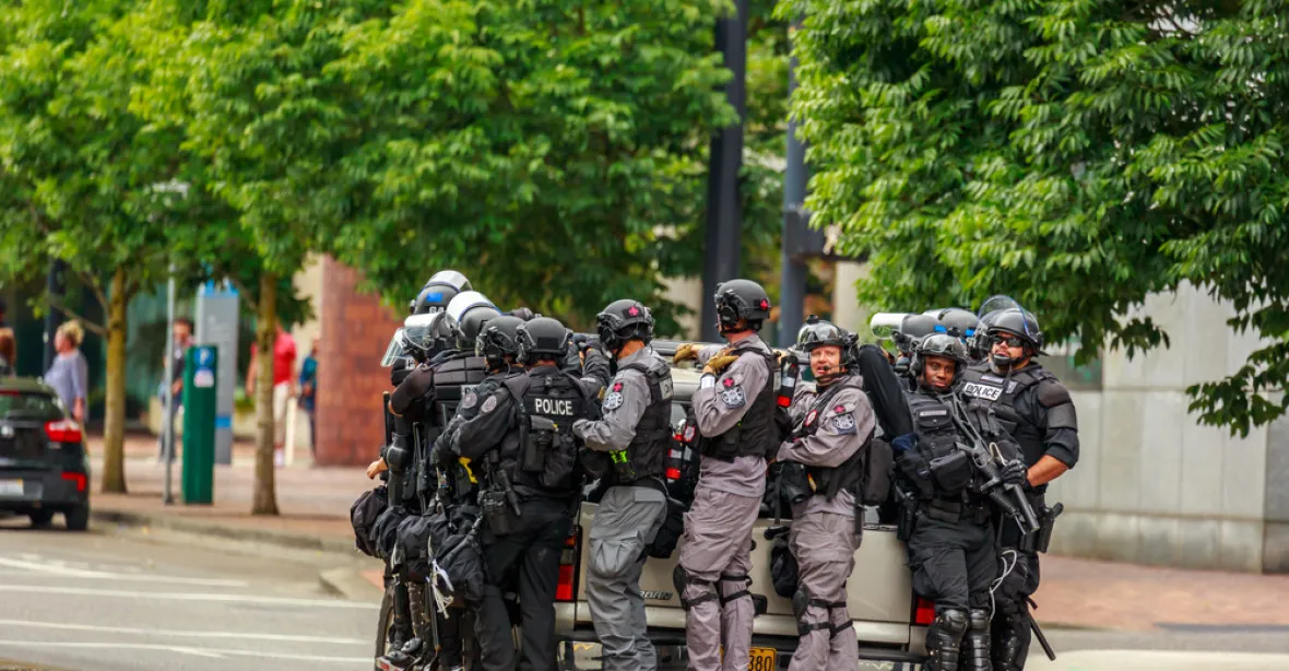 Chaos, slzný plyn, dělbuchy. Po ozbrojených střetech v Portlandu zatýkali maskovaní muži