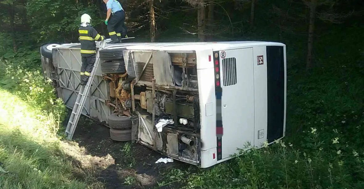 Na Slovensku se převrátil autobus. Čtyři děti a jeden dospělý jsou zraněni