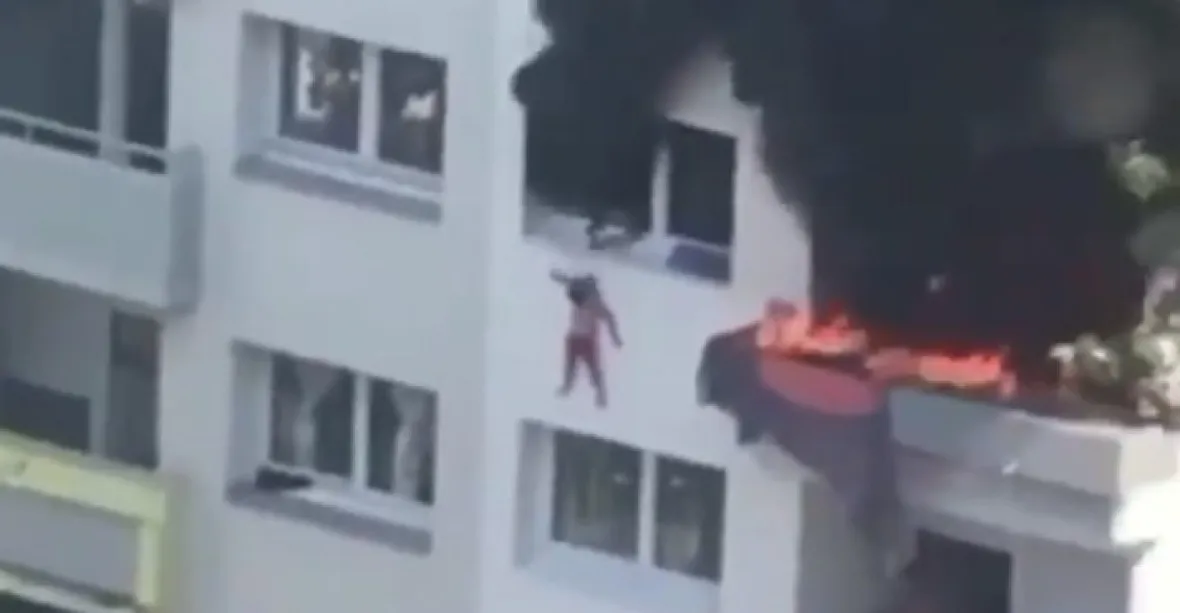 VIDEO: Chlapci unikli požáru skokem z deseti metrů. Zachráncům zlomili ruce