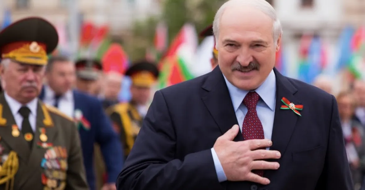 „Ať jdou do polí, tam je boj o zrno.“ Lukašenko hrozí vypovězením cizích novinářů