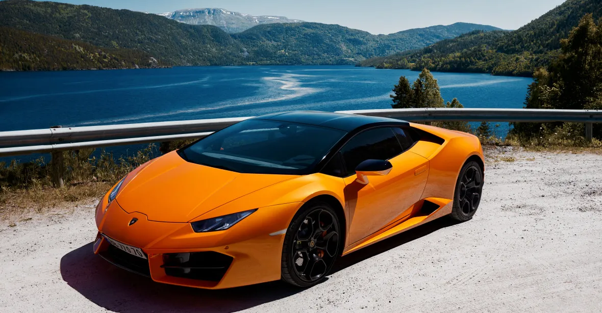 Muž získal koronavirovou půjčku na podporu firmy a koupil si za ni luxusní Lamborghini