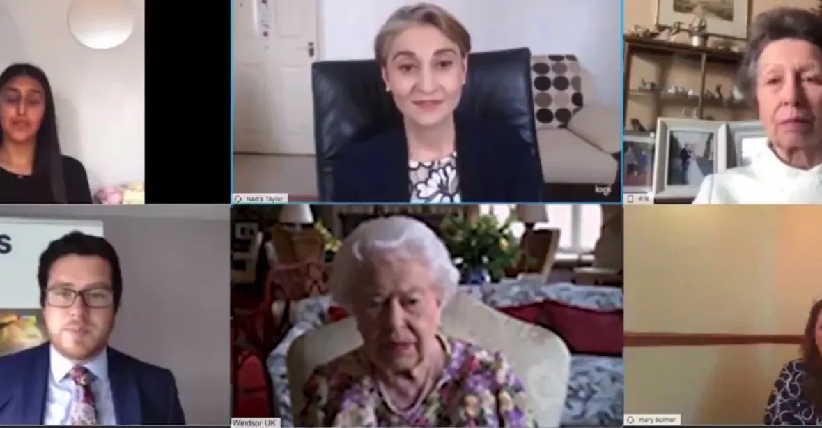 VIDEO: Královna začala používat videokonference. Pomáhá jí princezna Anna