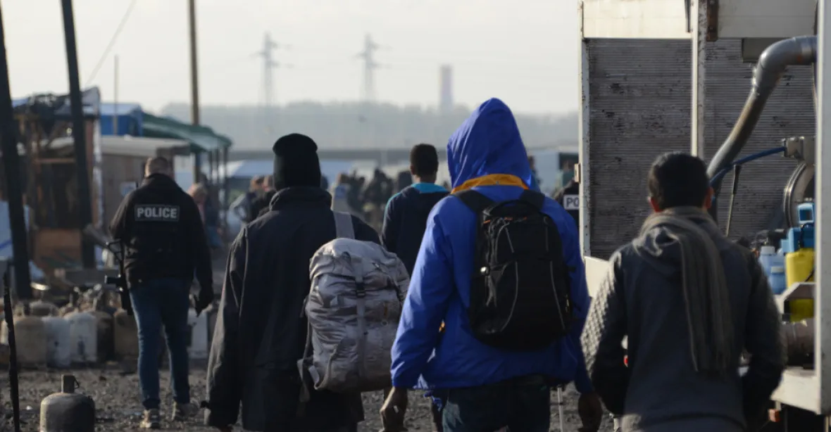 VIDEO: Migranti se vloupali do rakve osobního auta. To ale jelo úplně jinam než chtěli