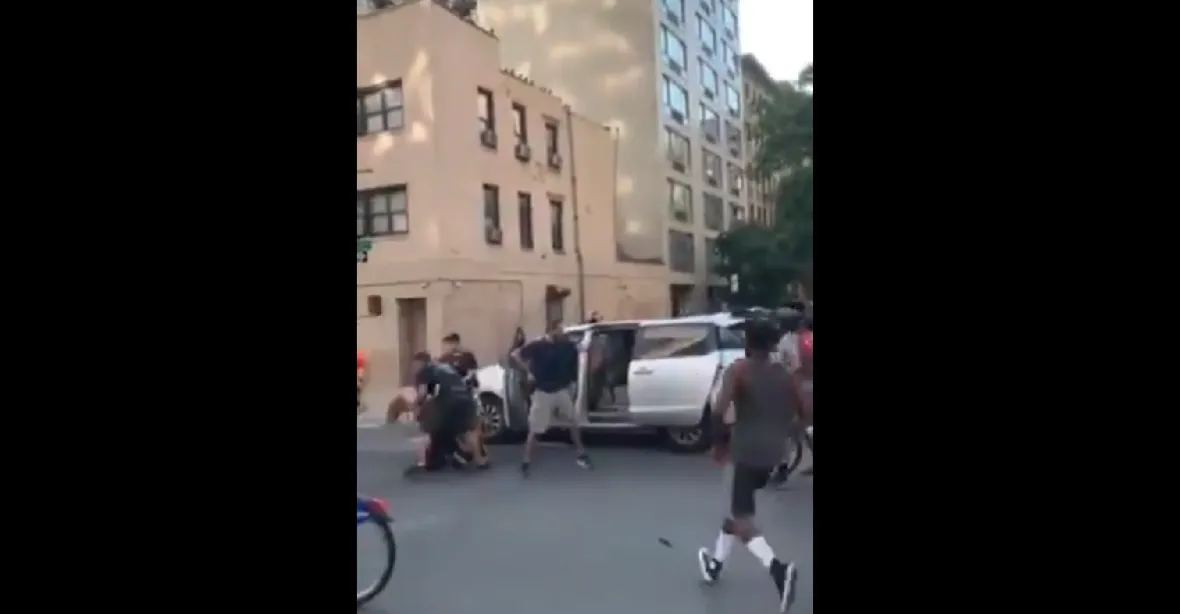 VIDEO: Policie v New Yorku čelí obviněním, že unáší demonstranty