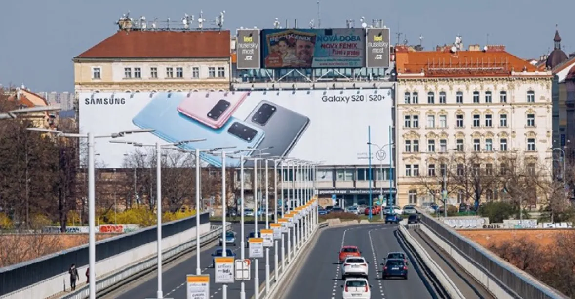 Samsung po letech stáhl obří reklamu od Nuselského mostu. Visela nelegálně