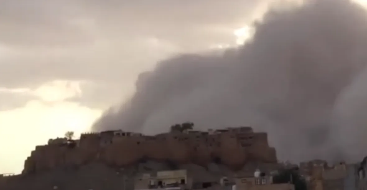 VIDEO: Mohutná písečná bouře pohltila celé město