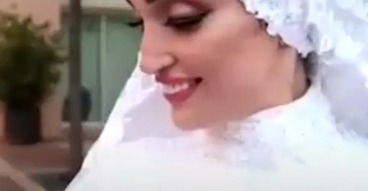 Svět dojímá svatební video z Bejrútu. Focení nevěsty přerušil výbuch