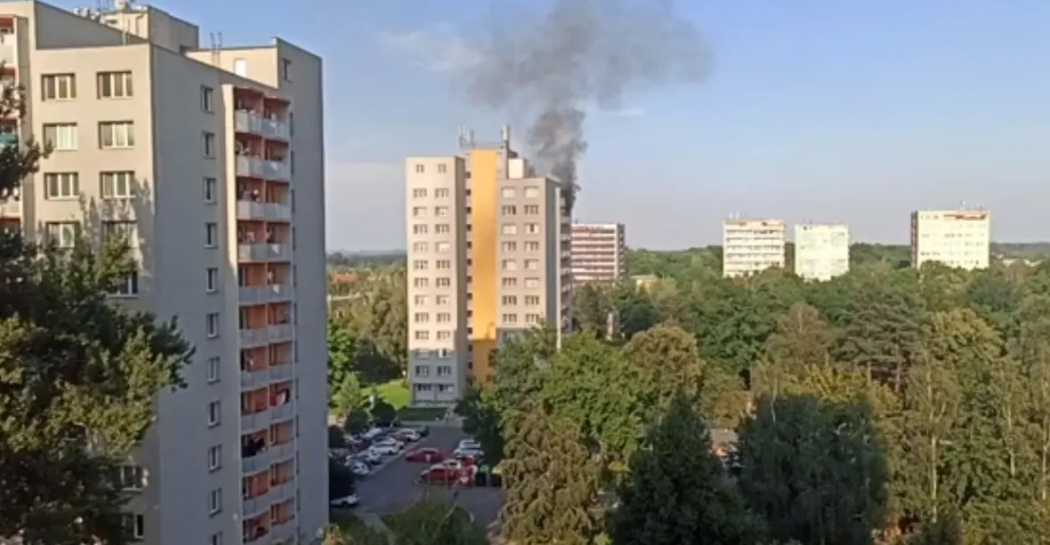 Jedenáct mrtvých při požáru paneláku v Bohumíně. Lidé před ohněm vyskakovali z oken