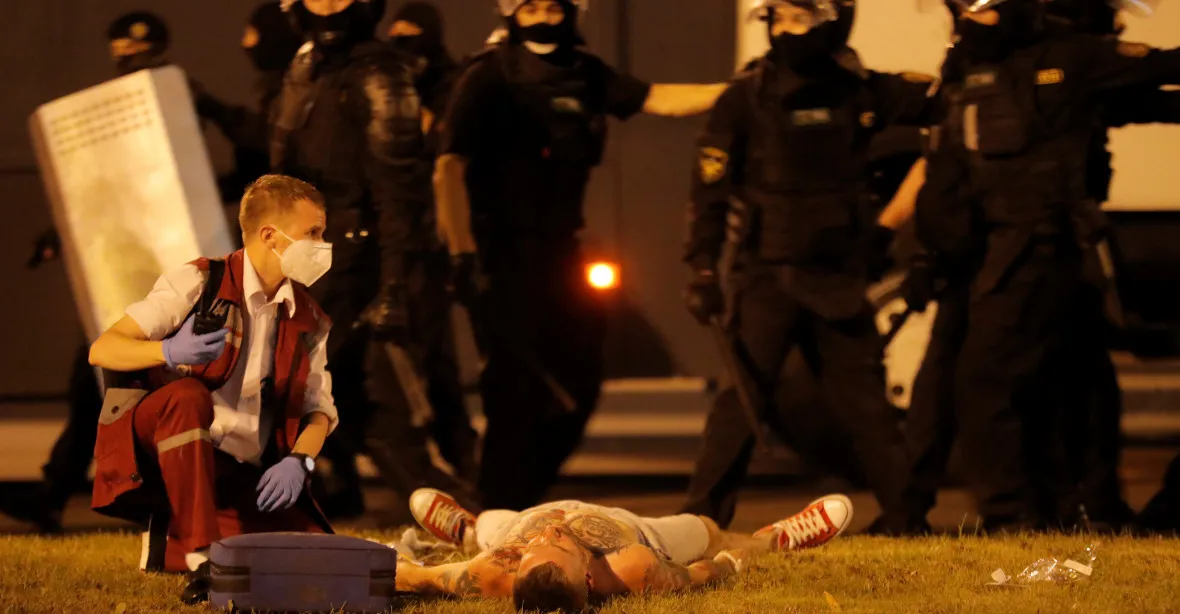 Běloruská policie opět tvrdě zasáhla v ulicích. Jeden protestující zemřel