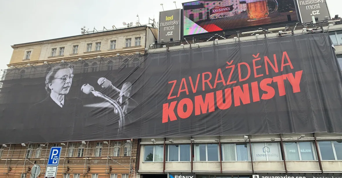 Ilegální reklamní plochu u Nuselského mostu vyplnila Horáková. Hřib poslal policii