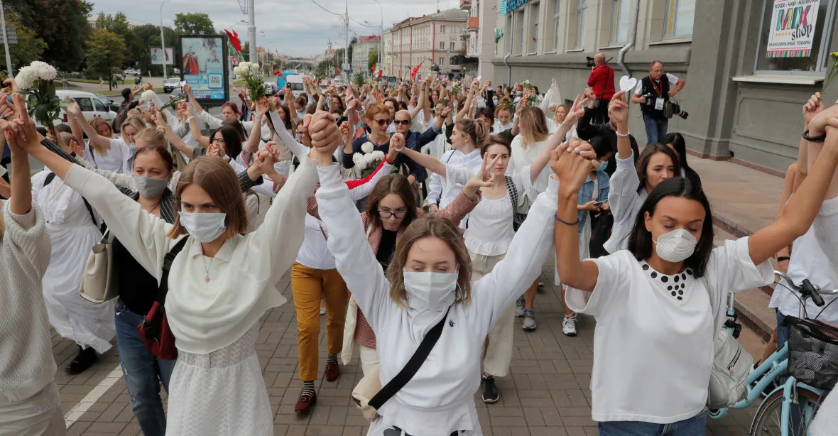 K protestům se přidávají lidé napříč společností. V Bělorusku demonstrují lékaři i dělníci