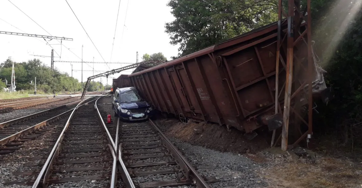 32 nákladních vagonů se u Prahy utrhlo, na přejezdu smetly auto