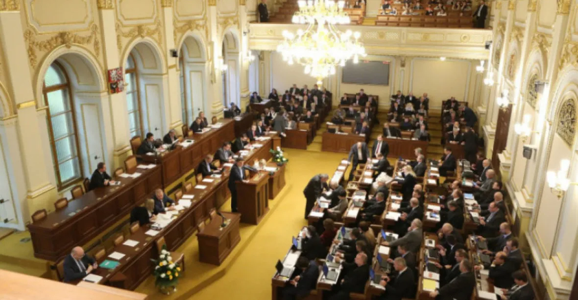 Poslanci ve stavu legislativní nouze zrychleně projednají zákony o volbách a distanční výuce