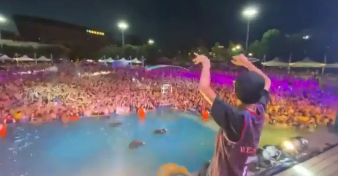 VIDEO: Na divoké párty ve Wu-chanu se mačkaly tisíce lidí bez roušek