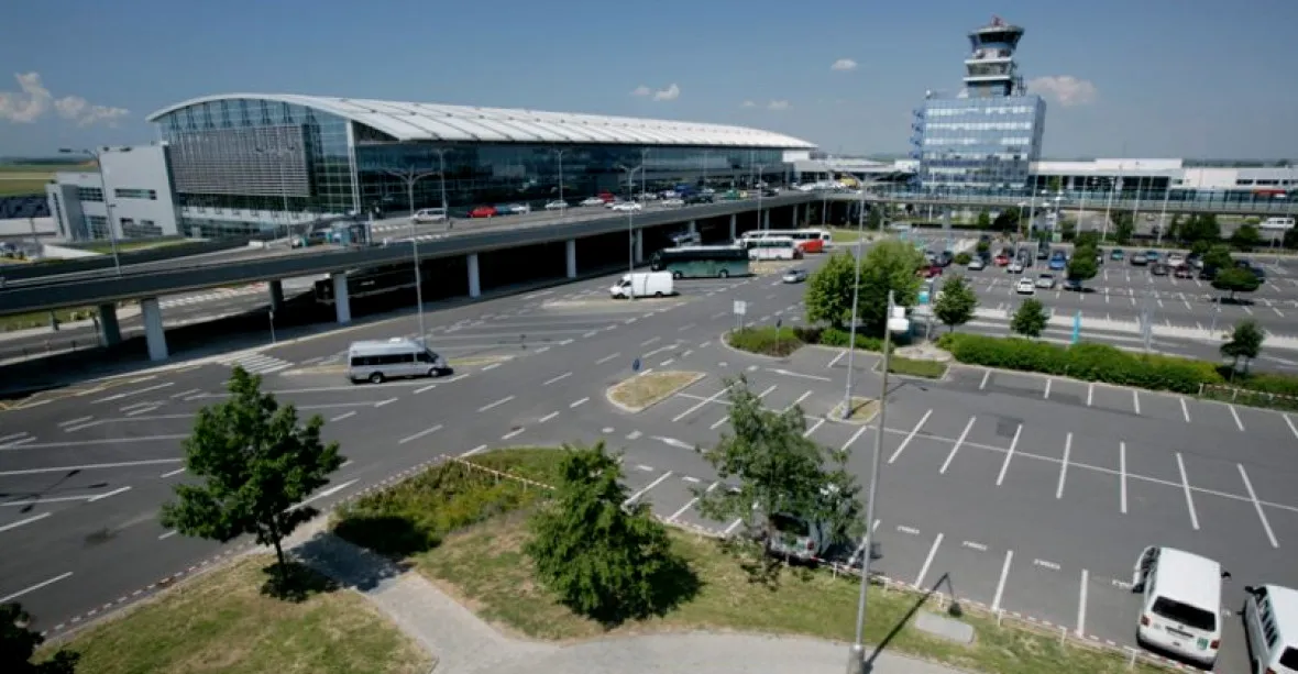 Nedostatek turistů drtí také pražské letiště. Počet cestujících klesl skoro o 90 %