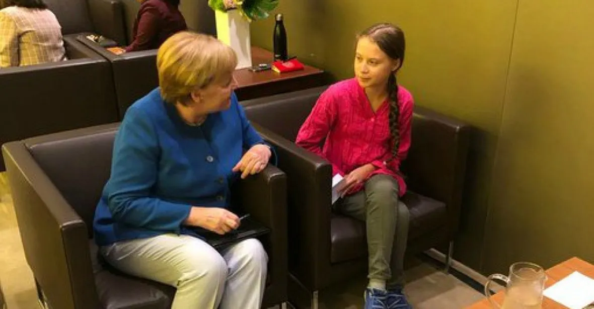 Greta vyčetla Merkelové „ekocidu“. Vynasnažím se být statečnější, slíbila kancléřka