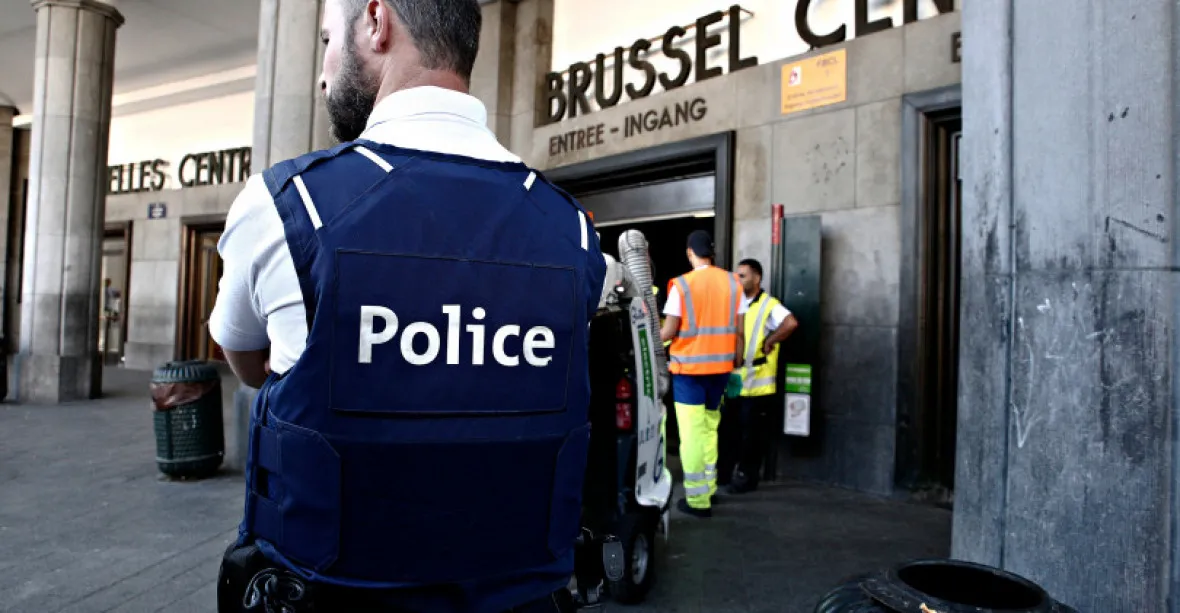 Slovákovi 16 minut klečeli policisté na hrudi. Belgická policie smrt vyšetřuje