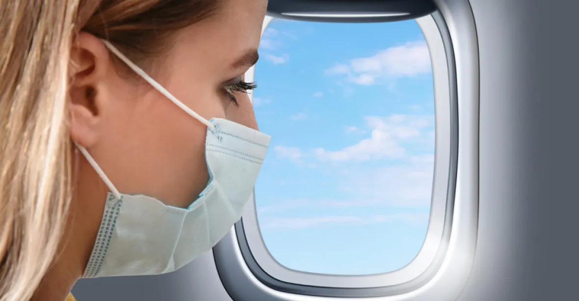 Riziko přenosu koronaviru na palubě letadla je podle vědců nízké