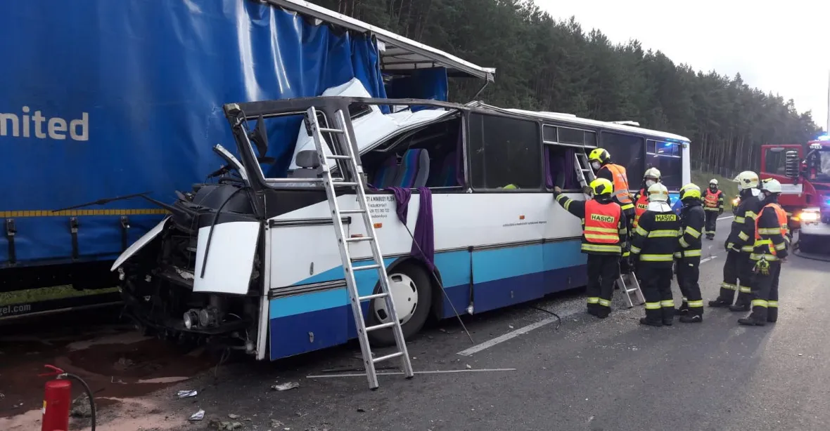 Autobus u Plzně narazil do stojícího kamionu. Jedna cestující zemřela