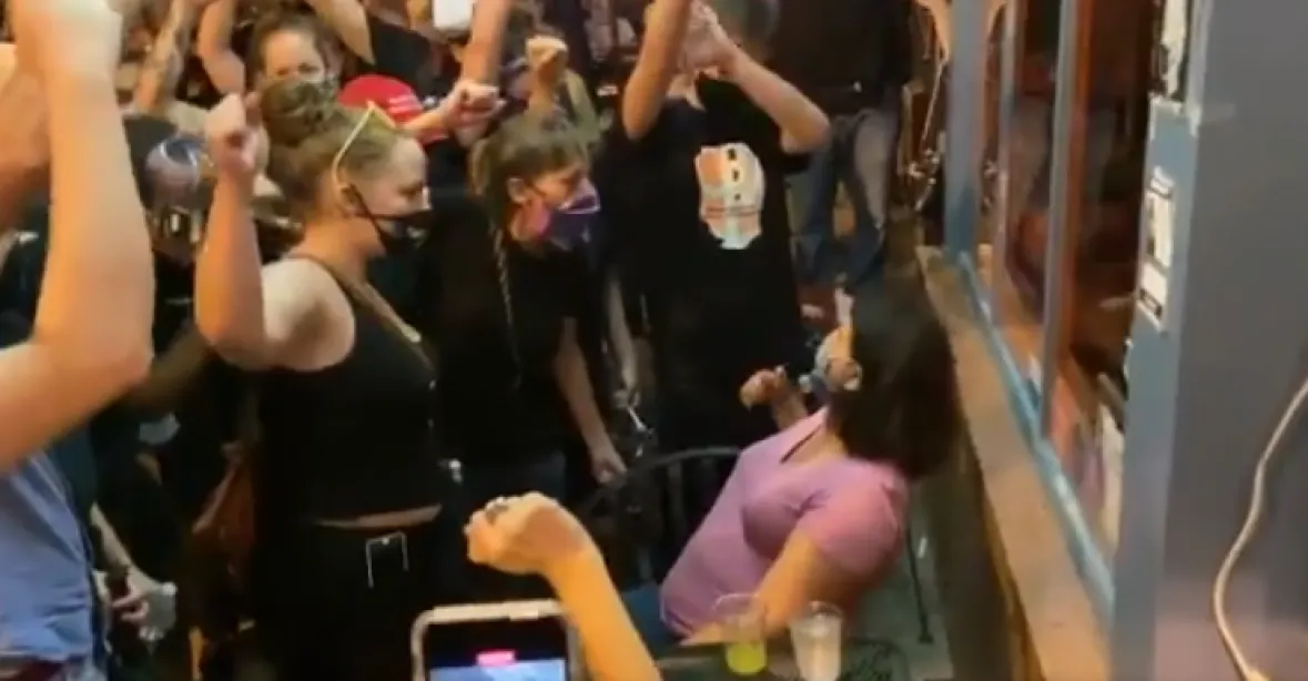 VIDEO: „Kdo není s námi, je proti nám“. Radikálové z BLM napadli ženu před restaurací