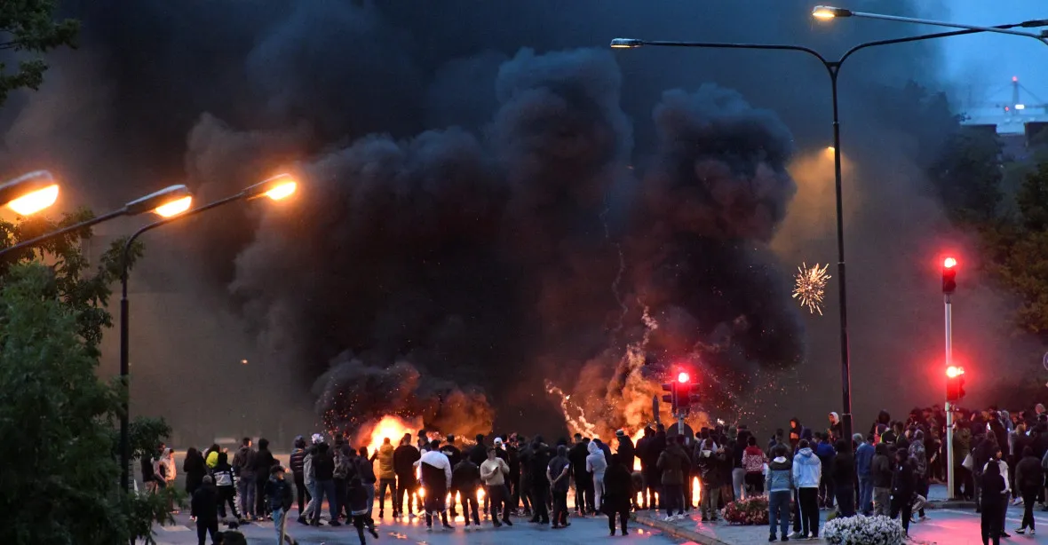 Švédské Malmö zachvátily nepokoje. Aktivisté spálili korán, muslimové vytáhli do ulic