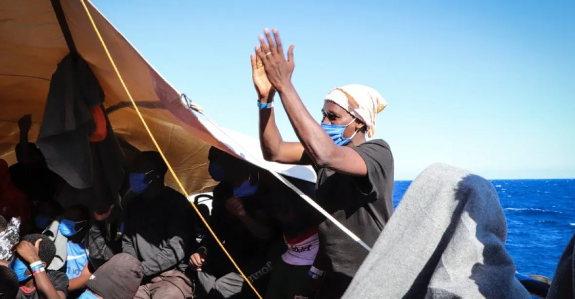 Stovky migrantů z lodi Sea-Watch 4 se vylodí v Palermu. Organizace už chystá novou, větší loď
