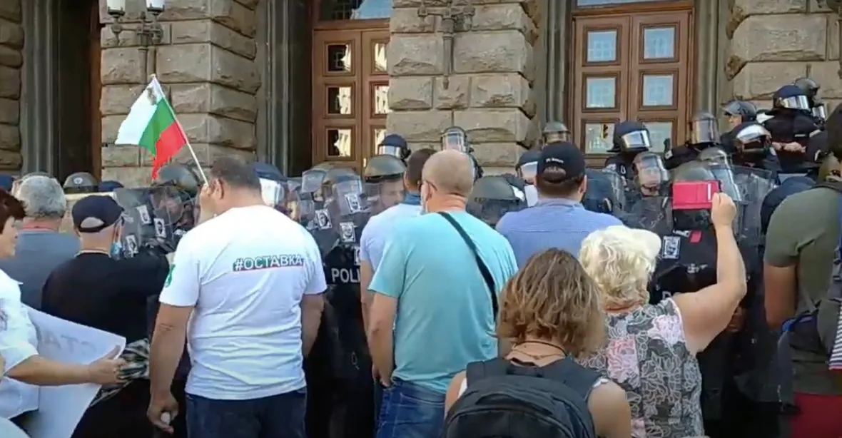 Tisíce Bulharů před parlamentem. Požadují odstoupení premiéra Borisova