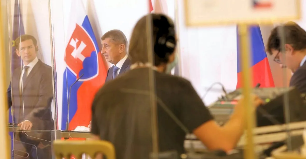 Česko, Slovensko a Rakousko se podle premiérů nechystají omezit cestování