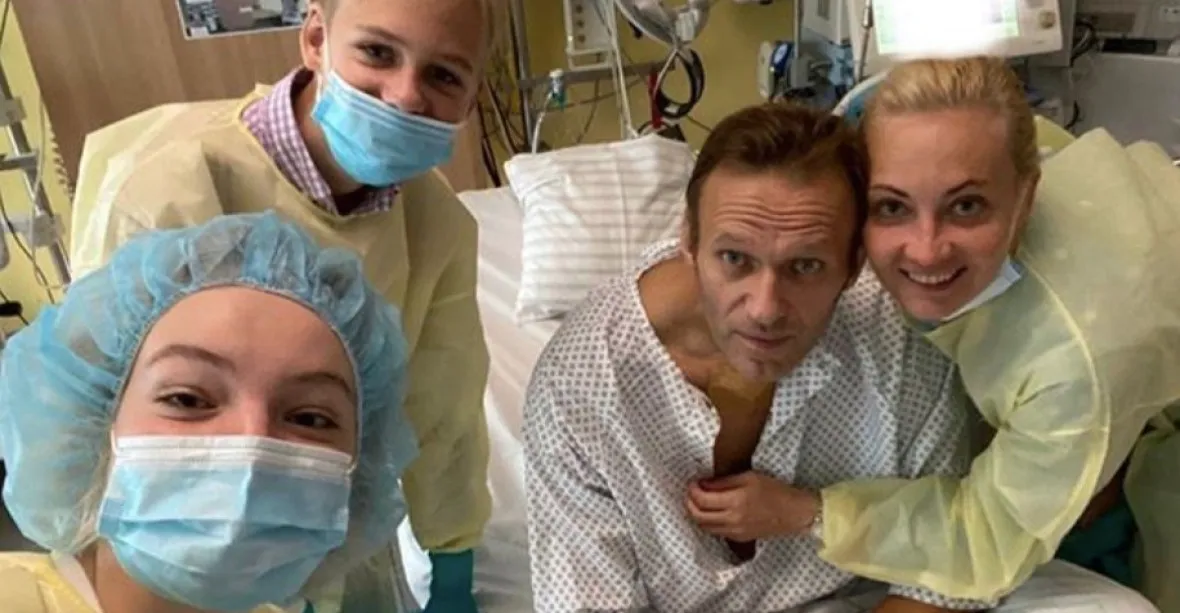Navalnyj po otravě zveřejnil první foto: „Dokázal jsem sám dýchat celý den“