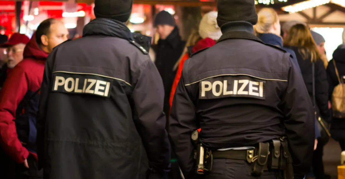 „Uprchlík do plynu.“ Německá policie odhalila ve svých řadách extremistickou síť