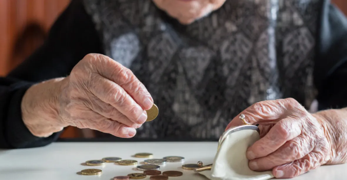 Vláda schválila valorizaci důchodů, senioři by si měli přilepšit o 839 korun měsíčně