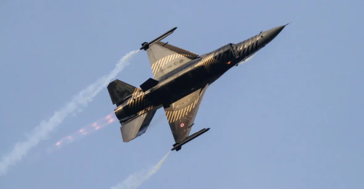 Z polské stíhačky F-16 odpadl za letu díl, který zasáhl automobil