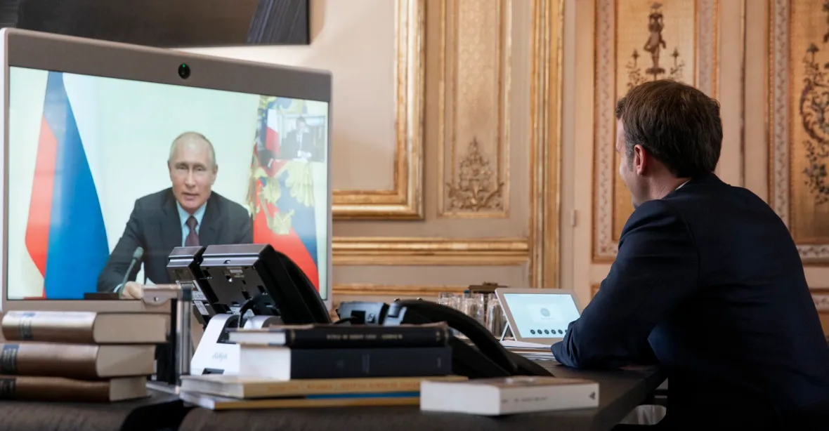Navalnyj se mohl otrávit novičokem sám, řekl Putin v utajovaném telefonátu s Macronem