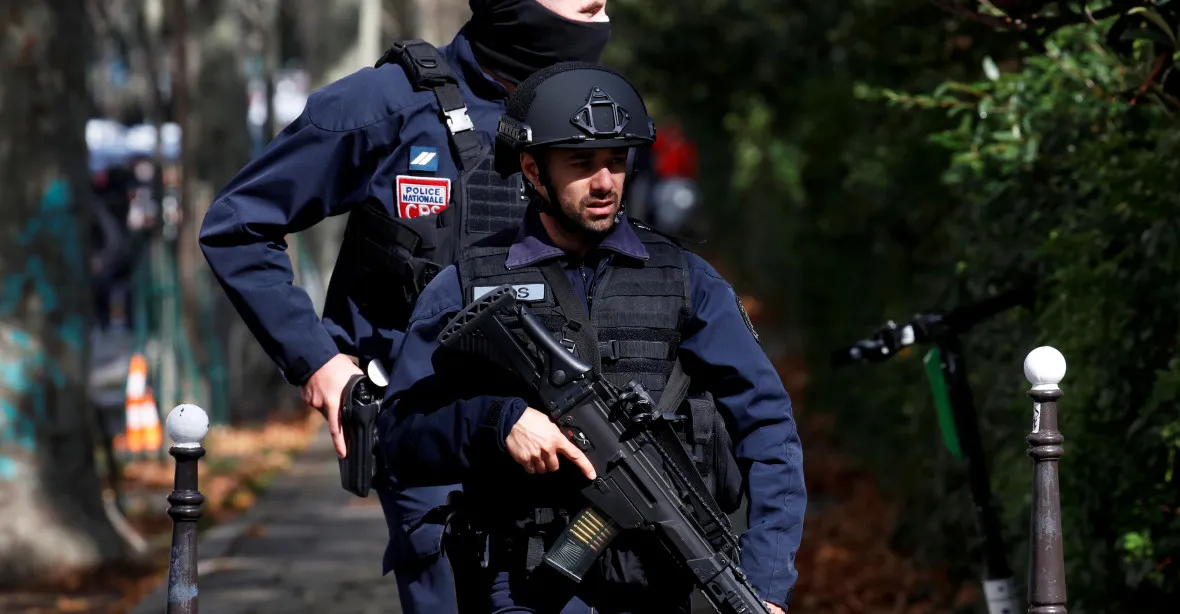 Útok v Paříži: Dva vážně zranění lidé nožem u bývalého sídla časopisu Charlie Hebdo