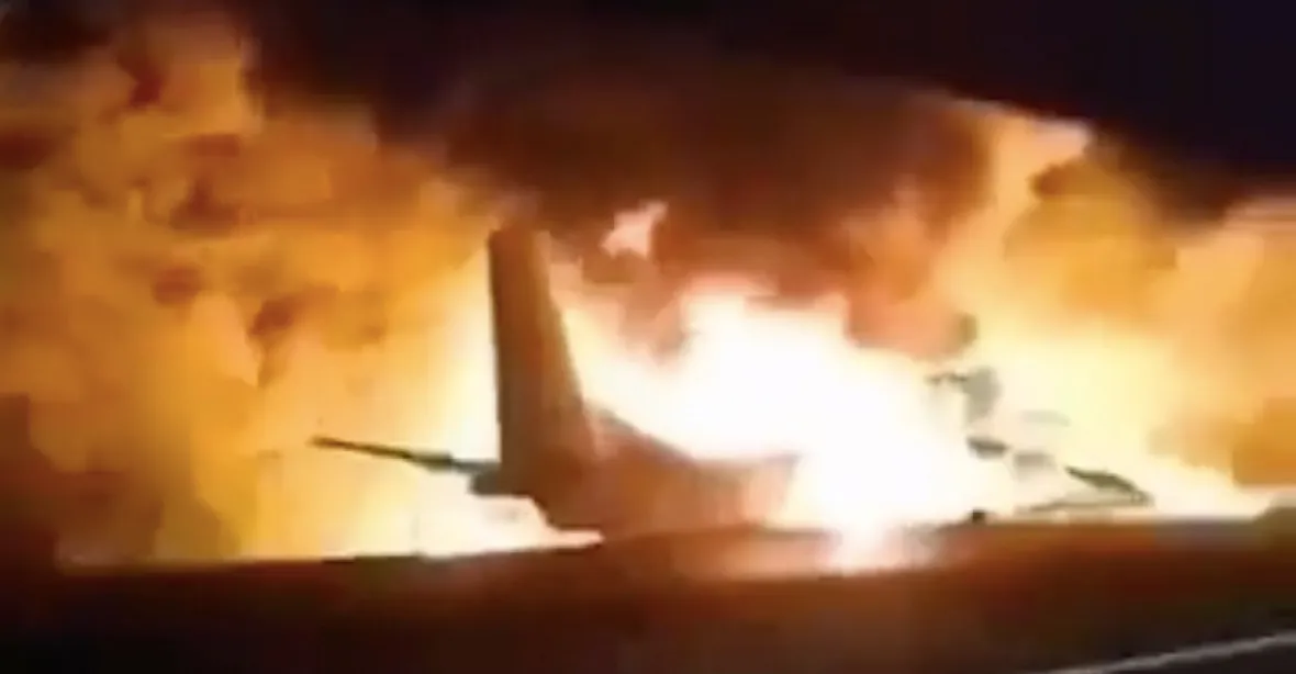 Na Ukrajině se zřítilo vojenské dopravní letadlo.Nejméně 22 mrtvých