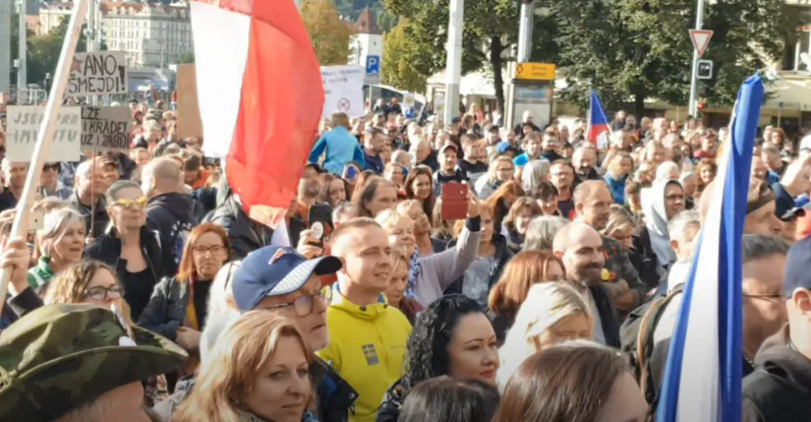 V Praze se protestovalo proti vládním opatřením. Nechte si změřit IQ, vzkázal jim Zeman