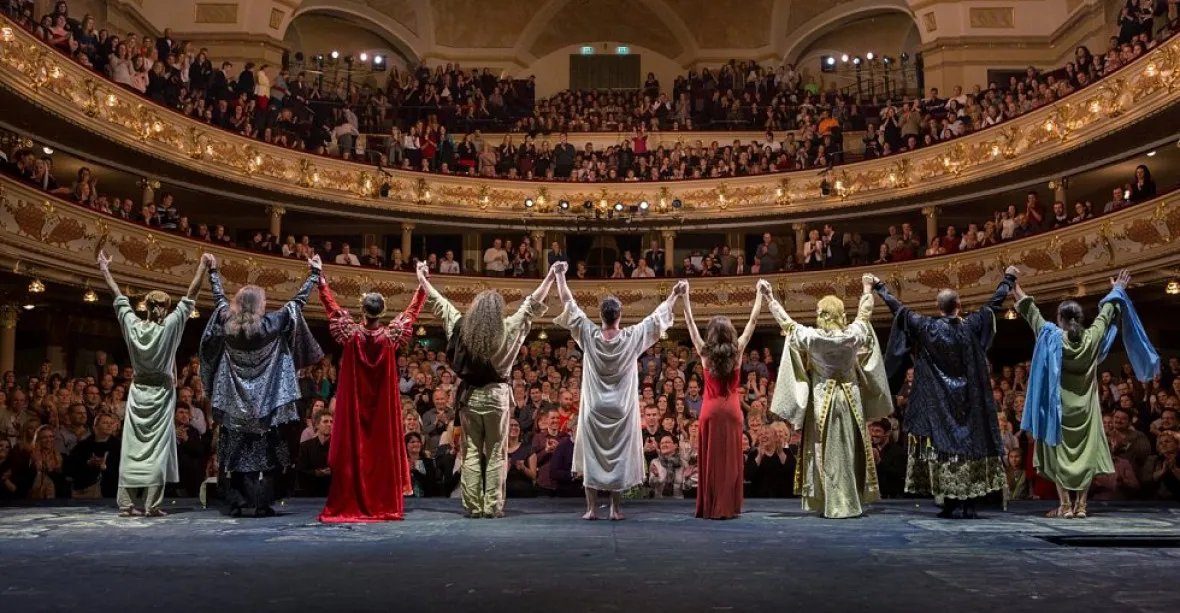 „Totální chaos a zmar,“ píše šéf karlínského divadla, v Národním se nebude zpívat