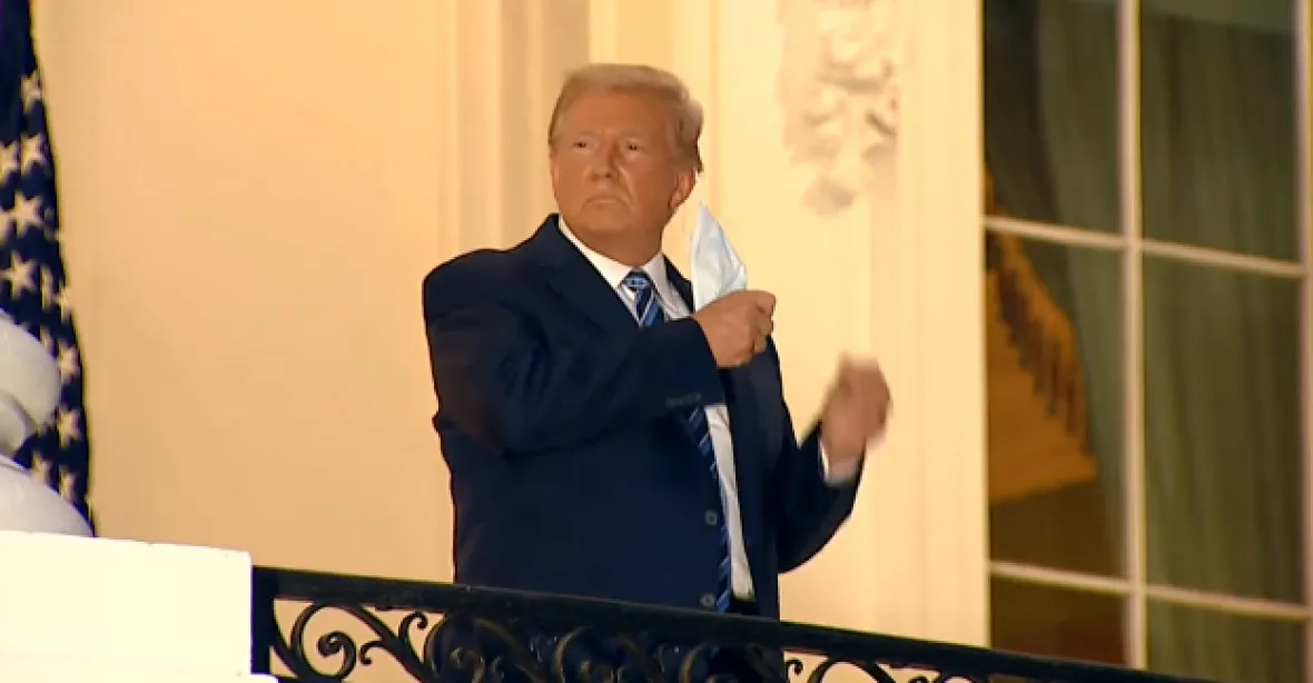 „Nebojte se covidu.“ Trump pózoval před kamerami a sundal si roušku